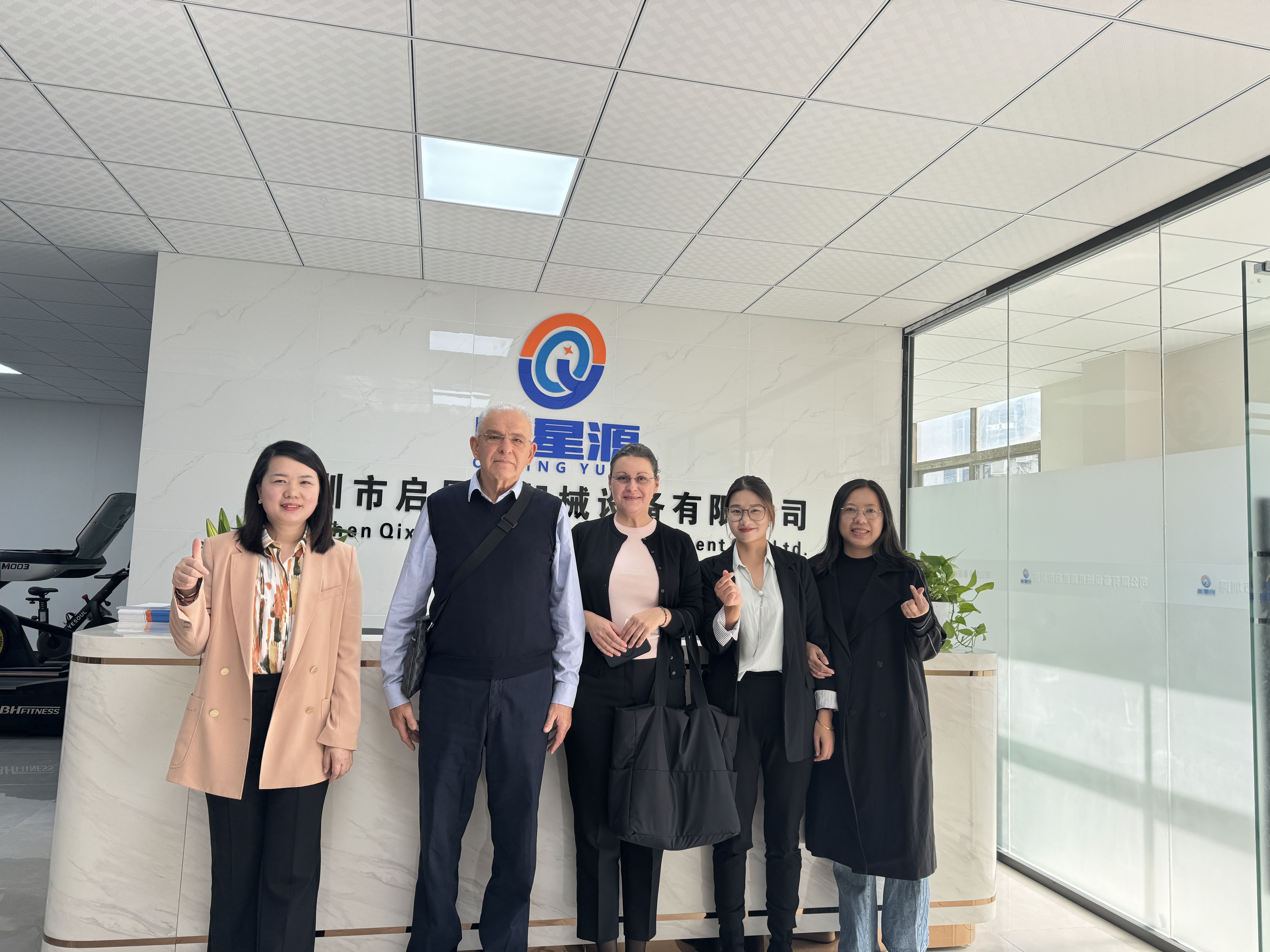 Chaudeur chaleureusement M.Savo et Mmeirena pour visiter Shenzhen Qixingyuan Machinery Equipment Co., Ltd.